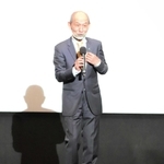 上映前に劇場であいさつをする笹野高史さん＝洲本オリオン