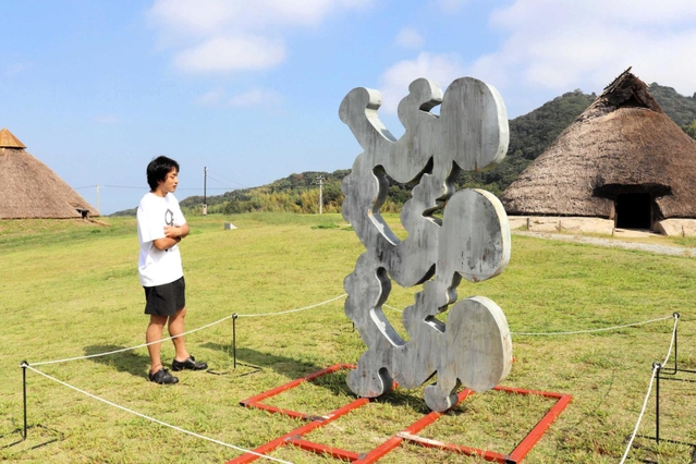 「飛び出し坊や」をモチーフにした鉄の彫刻作品＝五斗長垣内遺跡