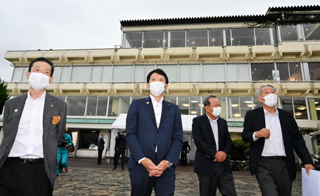 南あわじ市が立て替えを計画する「道の駅うずしお」を視察した斎藤元彦知事（左から２人目）と守本憲弘市長（左端）ら