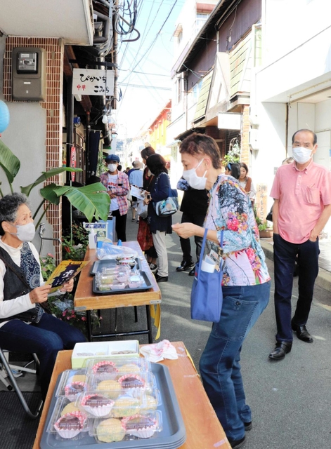 飲食店などを巡る訪問客でにぎわう路地＝洲本市本町６