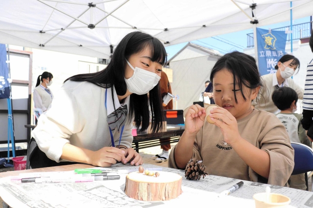 子どもたちと工作する洲本実業高校の生徒＝洲本市山手３