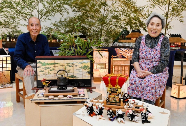 「これが最後の作品展」という中谷尭さん（左）と日出子さん＝淡路文化会館