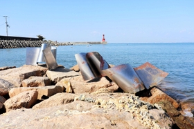 ゆるやかにカーブした鉄の作品＝淡路市育波