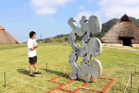 「飛び出し坊や」をモチーフにした鉄の彫刻作品＝五斗長垣内遺跡