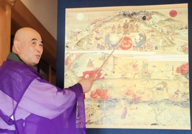 「絵解き」を続ける地蔵寺の大木裕文住職＝地蔵寺