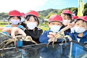 ため池に生息するモクズガニを観察する児童たち＝淡路市下司、横田池