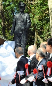 樋口季一郎氏の銅像を除幕する式典の参加者＝伊弉諾神宮