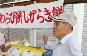 屋台で営業する川西俊一さん＝洲本市本町５（２０１１年７月撮影）
