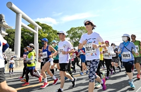 新たなスタート地点となった伊弉諾神宮前から一斉に走りだす参加者＝淡路市多賀