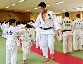 子どもたちにアドバイスを送る羽賀龍之介さん＝蒼開高校