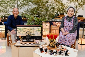 「これが最後の作品展」という中谷尭さん（左）と日出子さん＝淡路文化会館