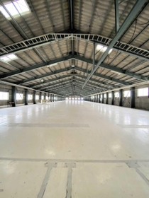 アートイベント会場にするダントータイル淡路島工場の２階（ダントータイル提供）