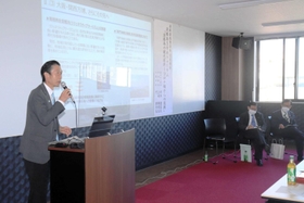 島内観光の発展について考えを出し合った（左から）守本憲弘南あわじ市長、上崎勝規洲本市長、門康彦淡路市長＝洲本商工会議所