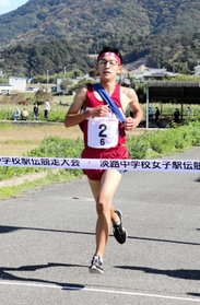ゴールテープを切る五色の岡琥太郎選手＝洲本市木戸