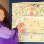 「絵解き」を続ける地蔵寺の大木裕文住職＝地蔵寺