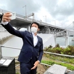大鳴門橋をバックに「自撮り」する斎藤元彦知事＝南あわじ市福良丙