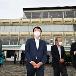南あわじ市が立て替えを計画する「道の駅うずしお」を視察した斎藤元彦知事（左から２人目）と守本憲弘市長（左端）ら
