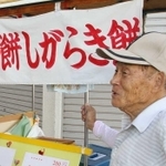 屋台で営業する川西俊一さん＝洲本市本町５（２０１１年７月撮影）