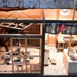 かまどが並ぶ台所といろりがある尭さんの実家＝淡路文化会館