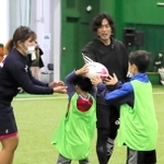 ラグビーボールの持ち方をアドバイスする大畑大介さん＝県立淡路佐野運動公園