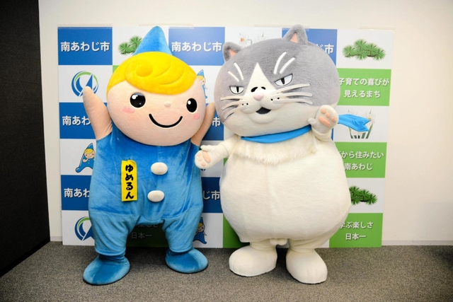 ゆめるん（左）とツーショット撮影するマル＝南あわじ市役所