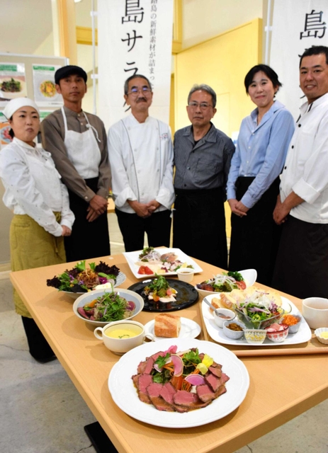 お披露目会で自慢のサラダメニューを紹介する飲食店主ら＝南あわじ市八木養宜上