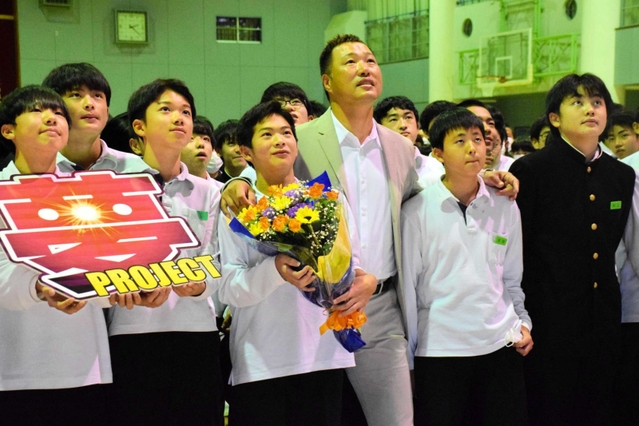 講演後に生徒と記念撮影する関本賢太郎さん＝南あわじ市潮美台３