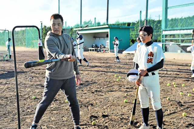野球部員に打ち方を伝える関本さん＝南あわじ市潮美台３