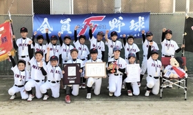 優勝した岩屋フェニックスの選手＝津名臨海運動公園グラウンド