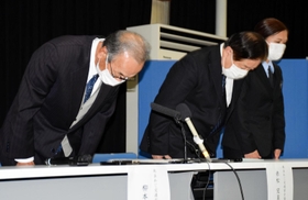 会見で謝罪する南あわじ交通安全協会の柳本佳博会長（左）＝１７日夕、南あわじ市市善光寺、市役所第２別館