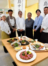 お披露目会で自慢のサラダメニューを紹介する飲食店主ら＝南あわじ市八木養宜上