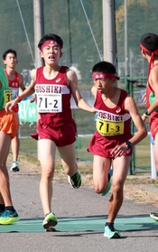 男子・五色の２区小道響来選手（左）からたすきを受ける３区井高海翔選手＝豊岡市日高町（撮影・長嶺麻子）