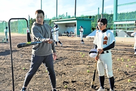 野球部員に打ち方を伝える関本さん＝南あわじ市潮美台３