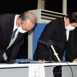 会見で謝罪する南あわじ交通安全協会の柳本佳博会長（左）＝１７日夕、南あわじ市市善光寺、市役所第２別館
