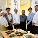 お披露目会で自慢のサラダメニューを紹介する飲食店主ら＝南あわじ市八木養宜上