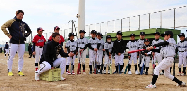 打撃指導をする（左から）杉本裕太郎選手と山田修義選手＝南あわじ市市青木、三原健康広場