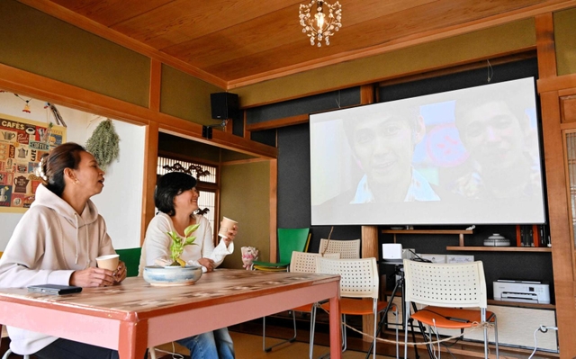 飲食スペースとして開放し、映画を楽しむこともできる自宅の居間＝淡路市佐野、カフェ「あわじ探偵事務所」