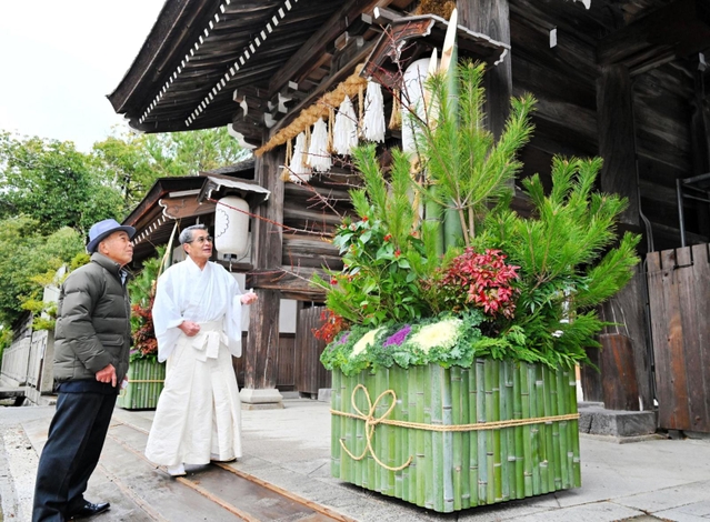 神門　計33個 高さ3m! 伊弉諾神宮が初めて飾った門松は、特大サイズ 淡路 | 淡路