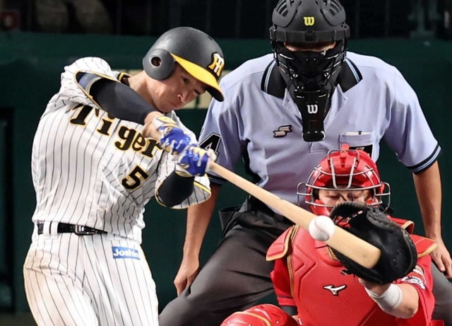 シーズン中に鋭い打撃を見せた近本光司選手（左）