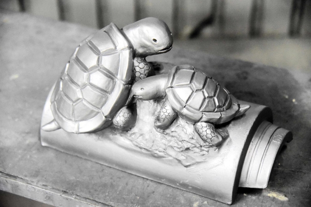 直子さんが注文を受けて手がけた亀の飾り瓦（タツミ提供）