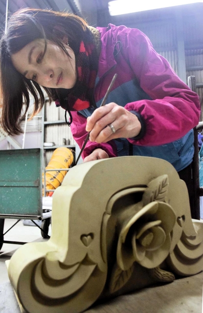 好きな花の鬼瓦を製作する興津直子さん＝南あわじ市津井