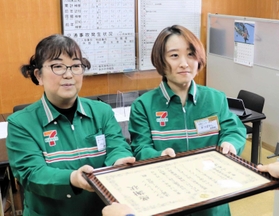 感謝状を受け取る松林夏子さん（右）と岩本和美さん＝淡路署