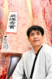 淡路ビーフグランプリ２０２２で最優秀賞に輝いた前川学さん＝淡路食肉センター