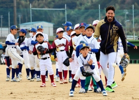 守備を教える宗佑磨選手＝南あわじ市市青木、三原健康広場