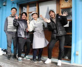 アワライフの酒部正弥さん（右端）、武政彰吾さん（左から２人目）ら＝南あわじ市福良甲、チャレンジモール福良ＣＡＰ