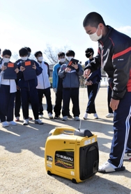 発電機を動かしてみる生徒＝南淡中学校