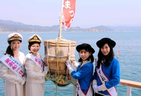 樽を放流するクイーン淡路と鳴門うずしお大使＝鳴門海峡