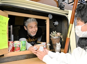 キッチンカーで入れた自慢のコーヒーを提供する大須賀さん＝淡路市佐野、カフェ「あわじ探偵事務所」