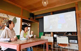 飲食スペースとして開放し、映画を楽しむこともできる自宅の居間＝淡路市佐野、カフェ「あわじ探偵事務所」