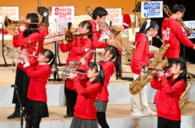クリスマスらしい赤い衣装で演奏する蒼開中学高校ジャズバンド部員＝洲本市文化体育館